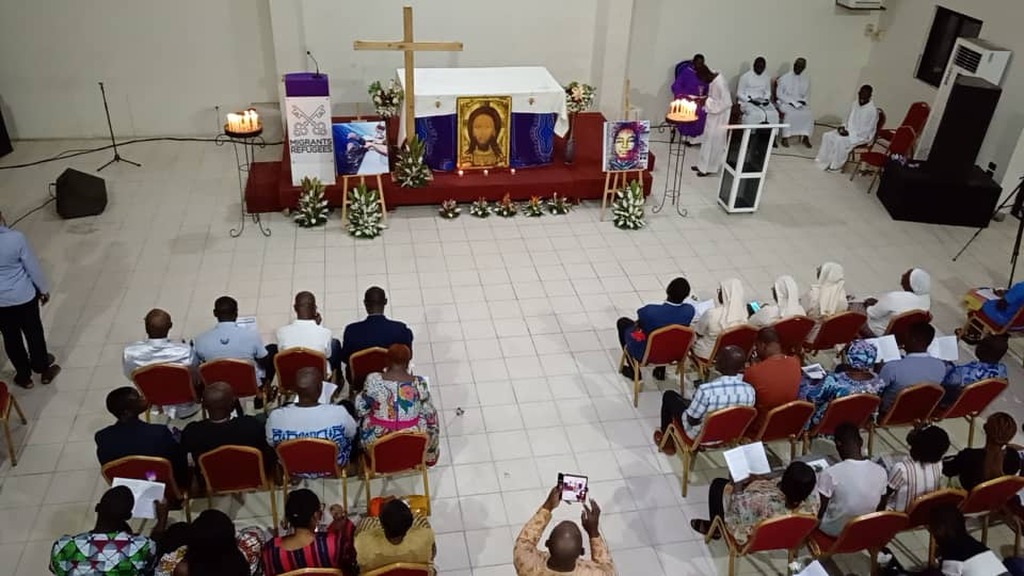 “Mourir d'Espérance” à Abidjan. Pour la première fois en Afrique, cette veillée de prière en mémoire des migrants disparus en mer et dans le désert